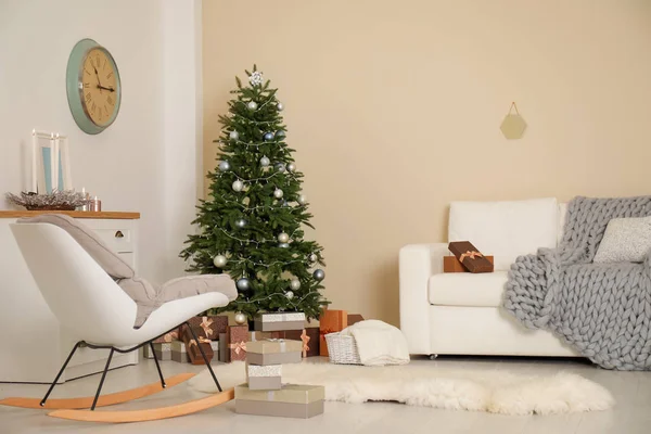 Stijlvolle Woonkamer Interieur Met Versierde Kerstboom — Stockfoto
