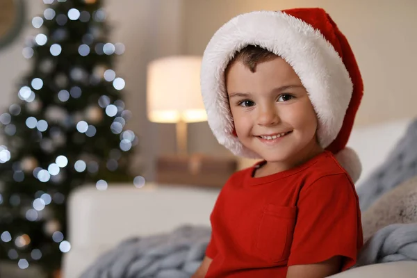 Criança Bonito Chapéu Papai Noel Sentado Sofá Casa Celebração Natal — Fotografia de Stock