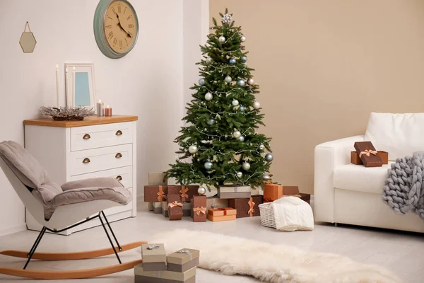 Κομψό Σαλόνι Εσωτερικό Διακοσμημένο Χριστουγεννιάτικο Δέντρο — Φωτογραφία Αρχείου