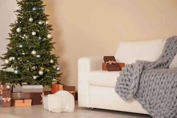 Elegante Soggiorno Interno Con Albero Natale Decorato — Foto Stock
