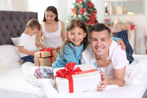 Padres Hijos Felices Intercambiando Regalos Mañana Navidad Casa —  Fotos de Stock