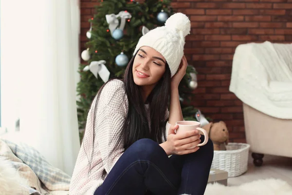 Красивая Молодая Женщина Шляпе Чашкой Напитка Дома Праздник Рождества — стоковое фото