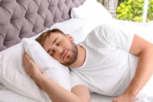 Joven Hombre Guapo Durmiendo Cama Casa Temprano —  Fotos de Stock