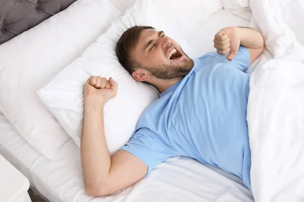 Jovem Feliz Acordando Depois Dormir Cama Casa Manhã Cedo — Fotografia de Stock