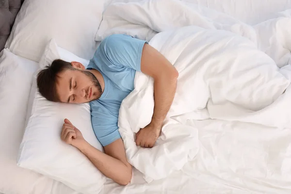 Genç Yakışıklı Adam Evde Yatakta Görünümü Uyuyor Sabah Erken — Stok fotoğraf