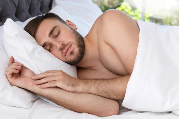 Ung Vacker Man Sover Sängen Hemma Tidigt Morgonen — Stockfoto