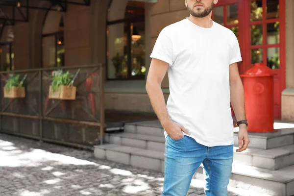 Ung Man Klädd Vit Shirt Gatan — Stockfoto