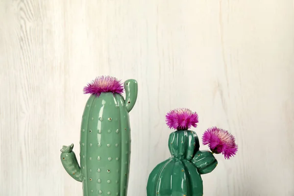 Trendy Cactus Vormige Ceramische Vazen Met Bloemen Houten Achtergrond — Stockfoto