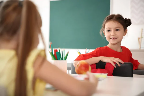 Criancinhas Giras Sala Aula Escola Primária — Fotografia de Stock