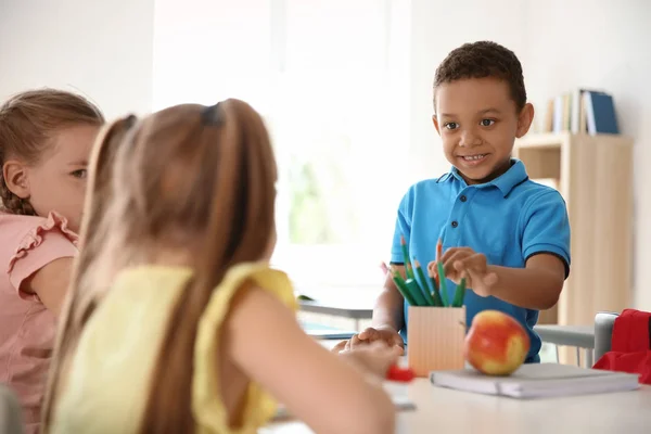 Mignon Petit Enfant Prenant Crayon Son Camarade Classe École — Photo