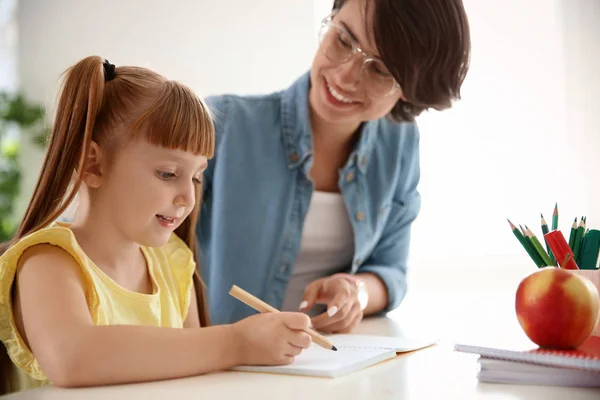 Profesora Ayudando Niño Con Una Tarea Escuela — Foto de Stock