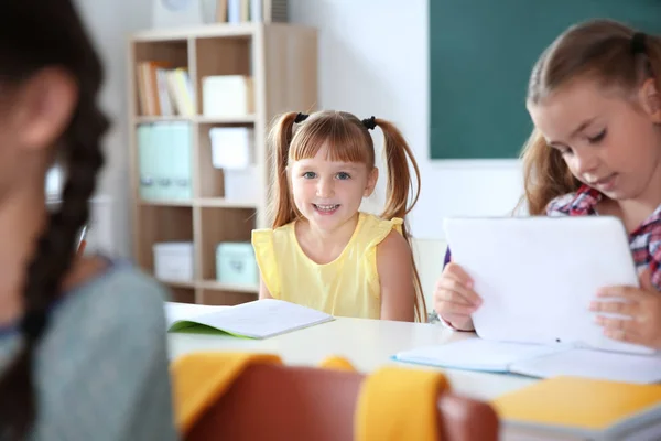 Lindo Niño Pequeño Sentado Escritorio Aula Escuela Primaria — Foto de Stock