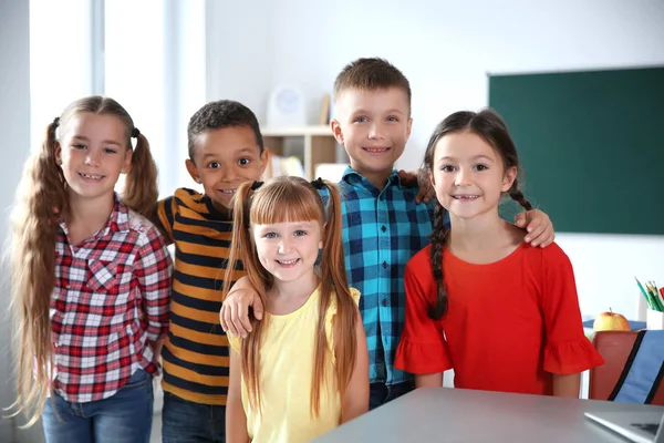 Lindos Niños Pequeños Aula Escuela Primaria —  Fotos de Stock