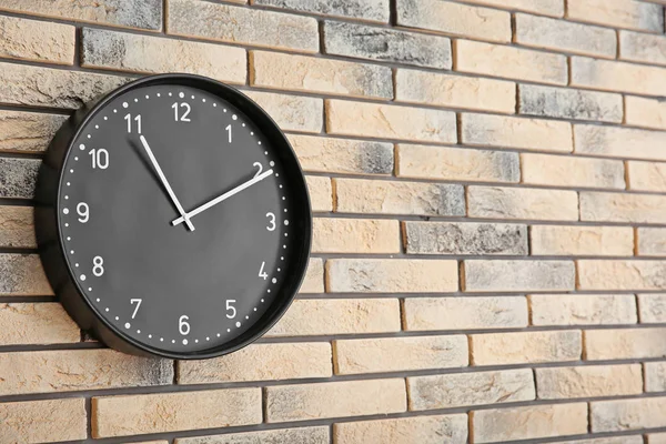 Reloj Con Estilo Pared Ladrillo Concepto Tiempo —  Fotos de Stock