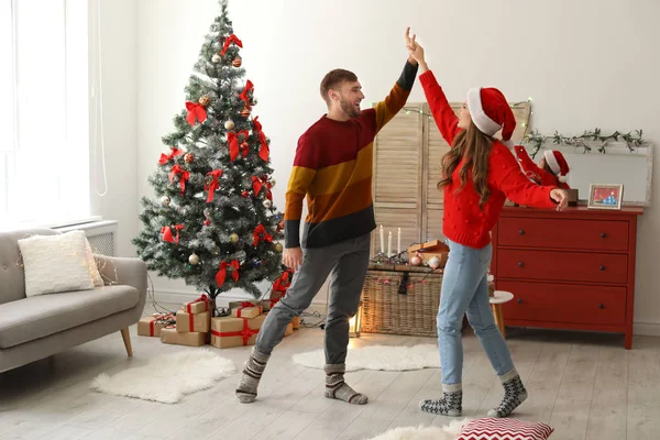Evde Yılbaşı Ağacının Yanında Dans Mutlu Genç Çift — Stok fotoğraf