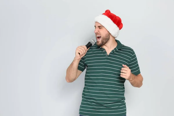 Jeune Homme Chapeau Père Noël Chantant Dans Microphone Sur Fond — Photo