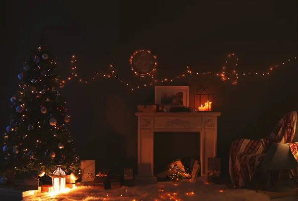 Stilvolles Interieur Mit Weihnachtsbaum Und Kamin — Stockfoto