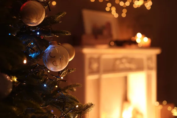 Vánoční Stromeček Výzdobou Interiéru Stylový Obývací Pokoj Noci — Stock fotografie