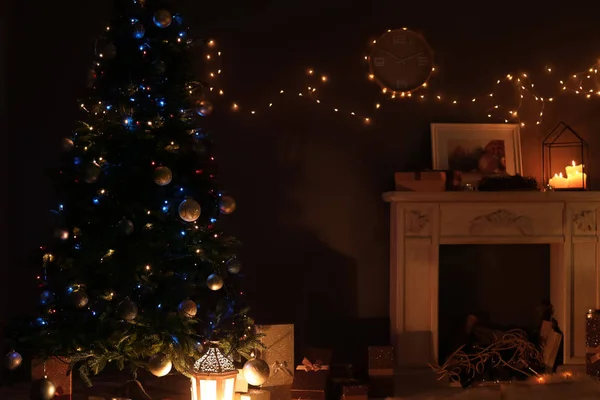 Interior Elegante Sala Estar Com Árvore Natal Lareira Noite — Fotografia de Stock