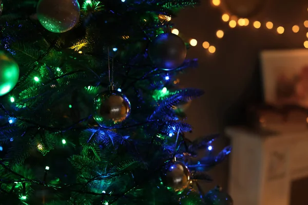 Árbol Navidad Con Decoración Elegante Interior Sala Estar Por Noche —  Fotos de Stock