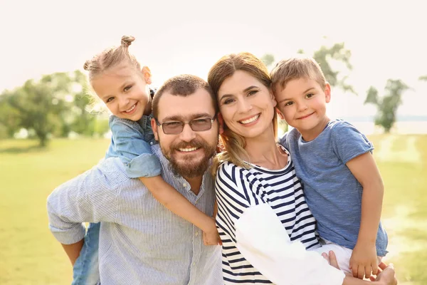 Família Feliz Passar Tempo Junto Com Seus Filhos Livre — Fotografia de Stock