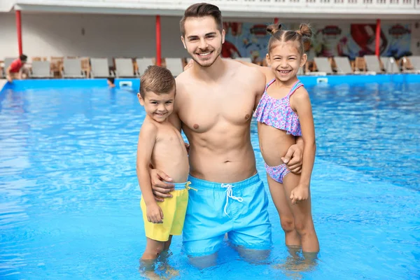 Giovane Padre Con Bambini Piccoli Piscina Nella Giornata Sole — Foto Stock