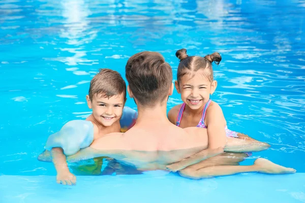 Giovane Padre Con Bambini Piccoli Piscina Nella Giornata Sole — Foto Stock