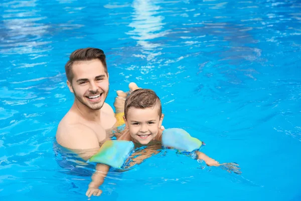 Père Enseignant Fils Nager Avec Des Manches Gonflables Dans Piscine — Photo