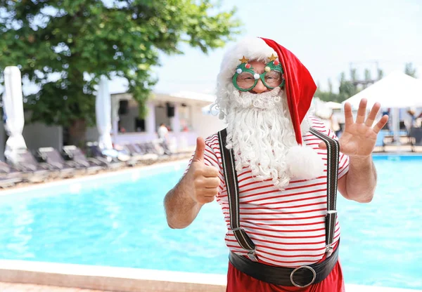 Authentique Père Noël Avec Des Lunettes Drôles Station — Photo