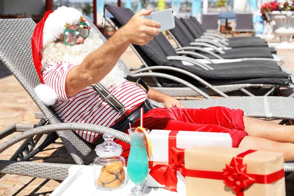 Auténtico Santa Claus Tomando Selfie Resort — Foto de Stock