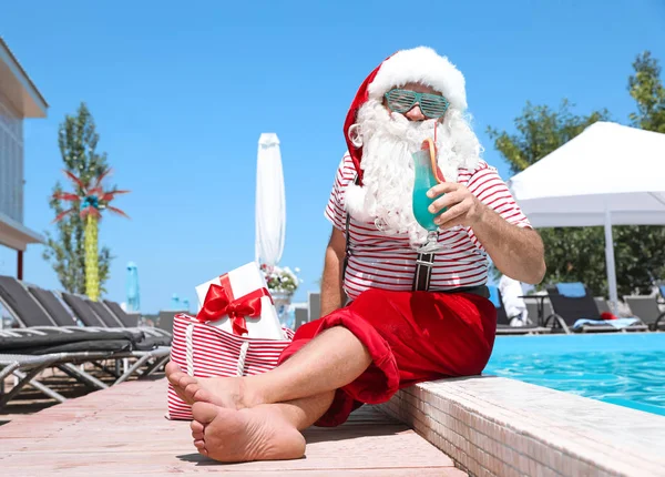 Auténtico Santa Claus Con Cóctel Regalo Bolsa Cerca Piscina Resort — Foto de Stock