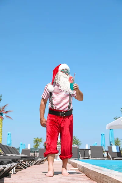 Autêntico Papai Noel Com Coquetel Perto Piscina Resort — Fotografia de Stock