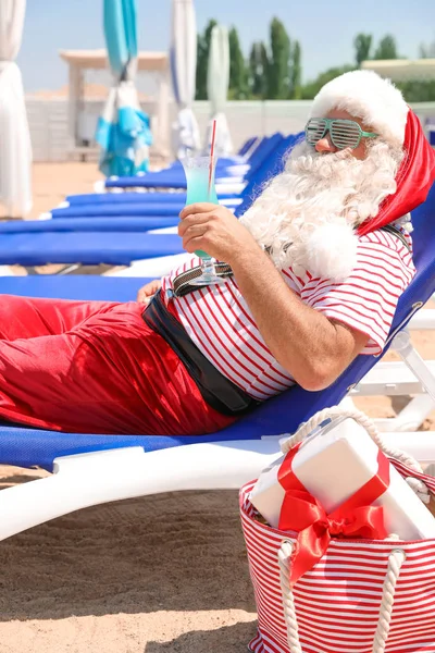 Auténtico Santa Claus Con Cóctel Descansando Sillón Del Resort — Foto de Stock