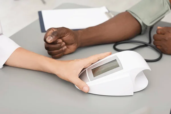 Junger Arzt Überprüft Krankenhaus Den Blutdruck Eines Afrikanisch Amerikanischen Patienten — Stockfoto