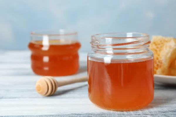 Glasburk Med Söt Honung Och Strömstare Bord Närbild — Stockfoto