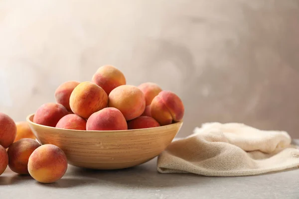 Heerlijke Rijpe Perziken Tafel Tegen Grijze Achtergrond — Stockfoto