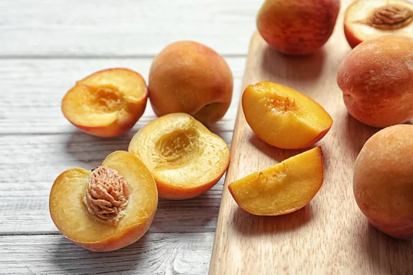 Piersici Coapte Delicioase Bord Tăiere Masă Closeup — Fotografie, imagine de stoc