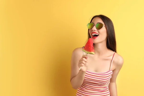 Schöne Junge Frau Posiert Mit Wassermelone Farbe Hintergrund — Stockfoto