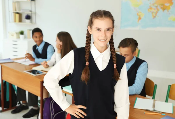 Náctiletá Studentka Učebně Stylový Školní Uniformu — Stock fotografie