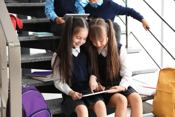 Petits Enfants Uniforme Scolaire Élégant Dans Les Escaliers Intérieur — Photo