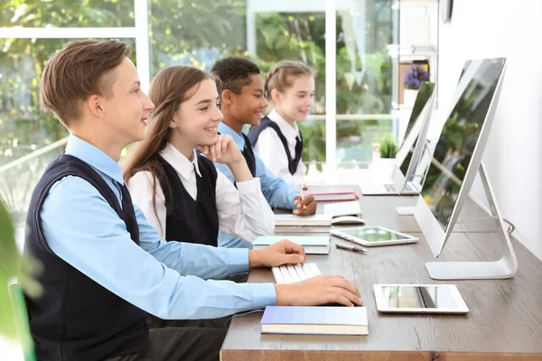 Estudiantes Adolescentes Con Elegante Uniforme Escolar Escritorios Con Computadoras — Foto de Stock