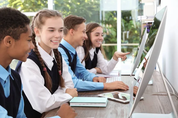 Estudiantes Adolescentes Con Elegante Uniforme Escolar Escritorios Con Computadoras — Foto de Stock