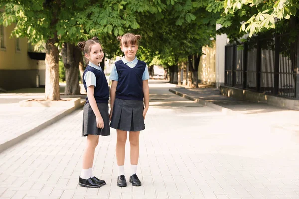 Meninas Uniforme Escolar Elegante Livre — Fotografia de Stock