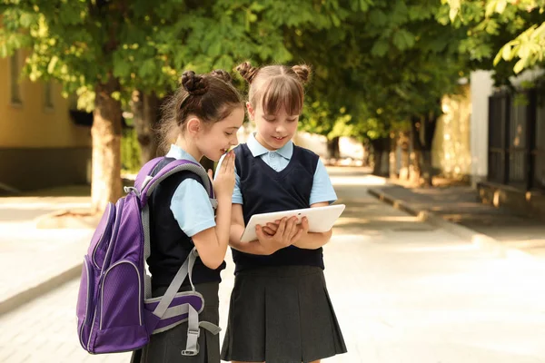 Niñas Elegante Uniforme Escolar Con Tableta Aire Libre — Foto de Stock