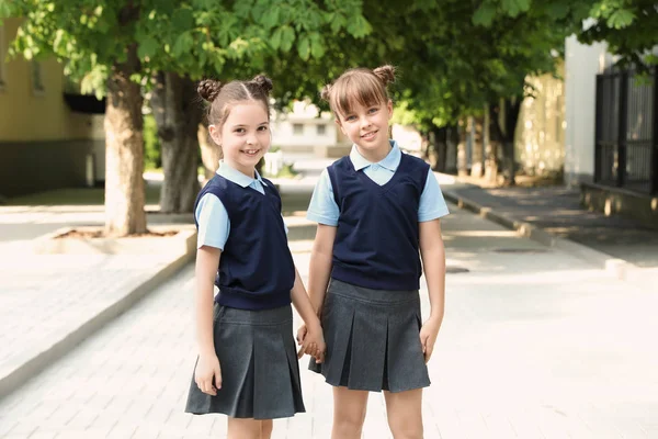 Meninas Uniforme Escolar Elegante Livre — Fotografia de Stock