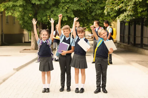 Crianças Uniforme Escolar Elegante Livre — Fotografia de Stock