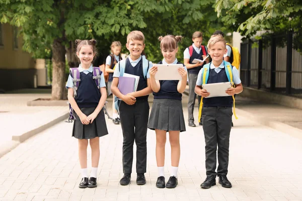 Niños Pequeños Elegante Uniforme Escolar Aire Libre — Foto de Stock