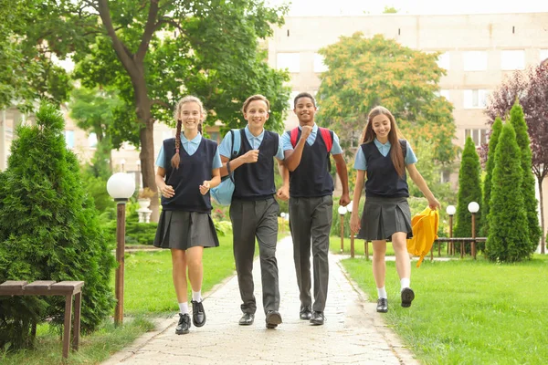Estudiantes Adolescentes Elegante Uniforme Escolar Aire Libre — Foto de Stock
