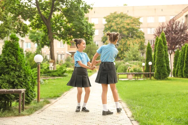 Niñas Elegante Uniforme Escolar Aire Libre —  Fotos de Stock