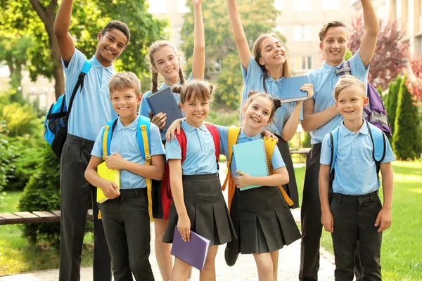 Groep Kinderen Stijlvolle School Uniform Buitenshuis — Stockfoto